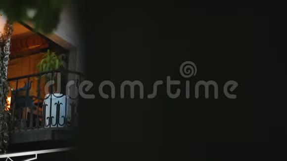 带灯笼的舒适阳台出租公寓房地产视频的预览图