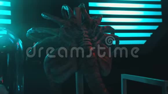 一个有很多四肢的蜘蛛侠外星人实验室里的外星人样本视频的预览图
