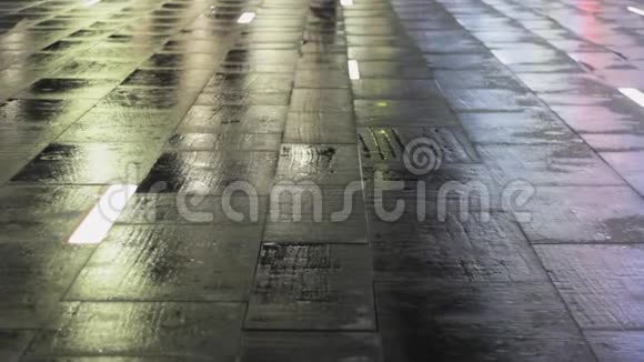 带地板照明的潮湿路面背景纹理的反映视频的预览图
