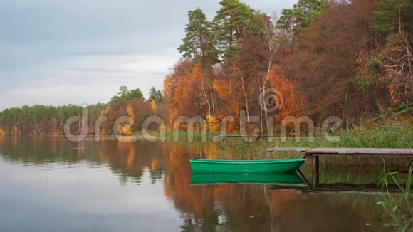 湖畔秋景视频的预览图