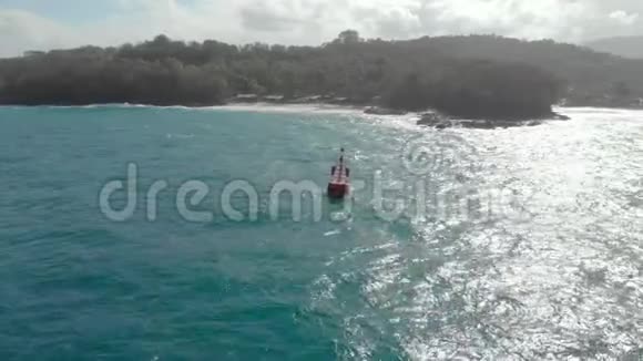 印度尼西亚巴厘岛巴东白港入口一个红色浮标的空中拍摄视频的预览图