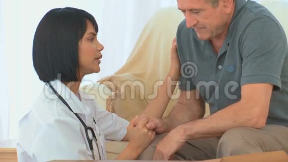 亚洲护士与她生病的病人交谈视频的预览图