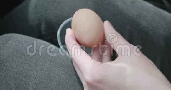 坐在车里的女人开着一个软煮的蛋视频的预览图