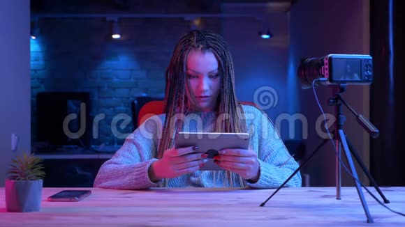 一位年轻有魅力的女性博客写手在平板电脑上玩电子游戏失败并正处于失败状态视频的预览图