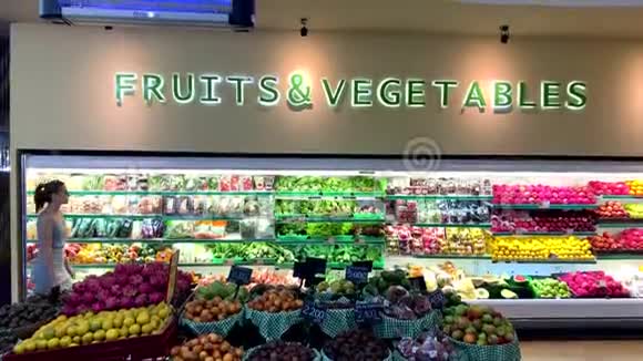 商务女性背景购物食品市场水果和健康绿色蔬菜有魅力的年轻女性选择视频的预览图