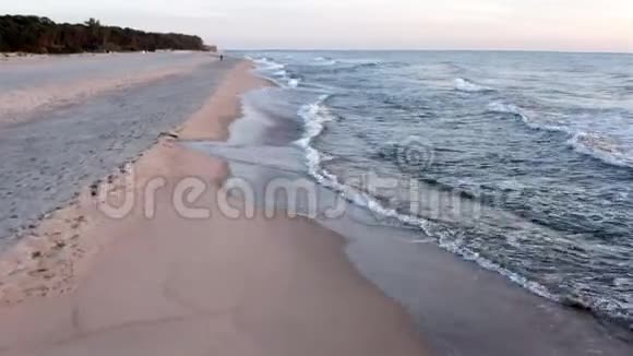 黑海海浪喷射到海岸带视频的预览图
