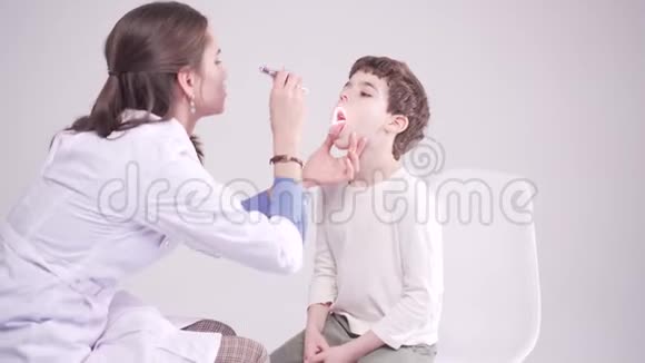医生检查一个小病人的喉咙7岁男孩体检视频的预览图