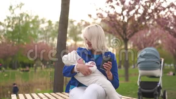 年轻的母亲和她的小男孩一起享受自由的时光白人孩子和父母的手可见的视频的预览图