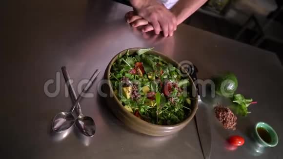 牛油果和番茄沙拉在桌子上旁边的配料视频的预览图