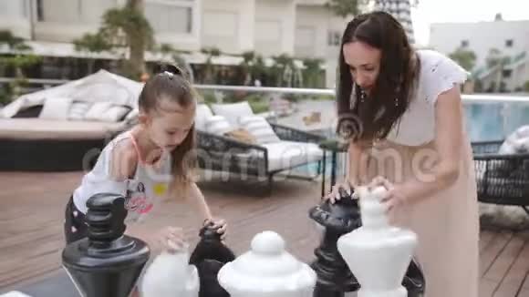 土耳其贝莱克2019年5月20日帕皮隆祖格玛酒店玩户外象棋大棋子母亲和女儿视频的预览图