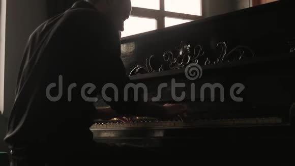 垂直全景钢琴家在老式的室内演奏老式钢琴视频的预览图
