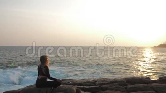 女孩冥想瑜伽姿势对抗初升的夏日阳光视频的预览图