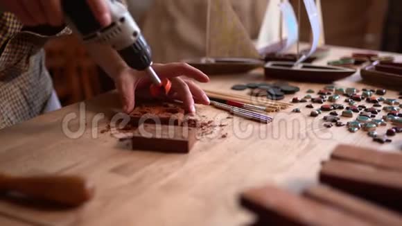 木匠用钻刀雕刻木板视频的预览图