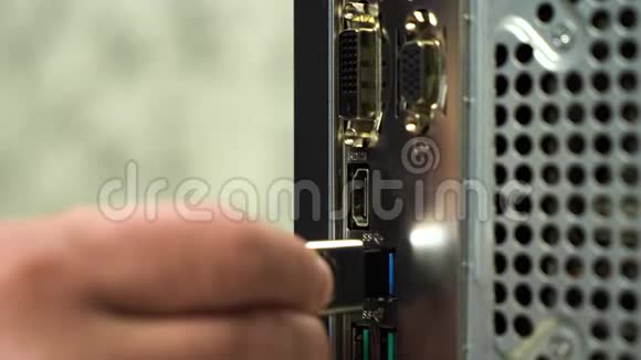关闭男性手连接USB闪存驱动器到计算机视频的预览图