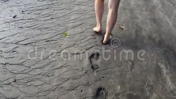 一个年长的高加索人几乎不敢在沙滩上留下痕迹视频的预览图