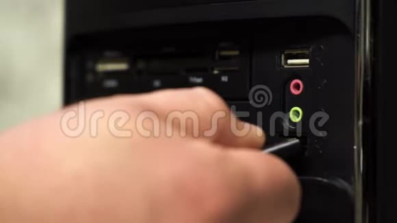 关闭男性手连接USB闪存驱动器到计算机视频的预览图