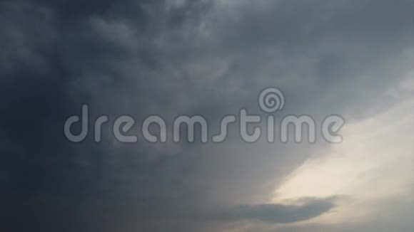在夕阳下厚厚的一层硬云在威胁的天空中缓慢移动视频的预览图