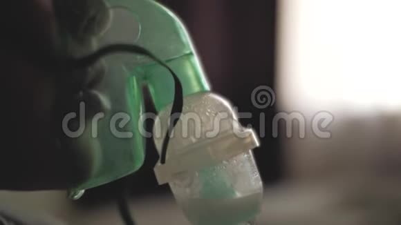 一个小男孩透过吸入器的透明面罩呼吸孩子在吸入器里呼吸面部吸入面罩视频的预览图