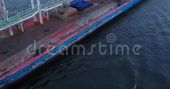 夏天空中的驳船在河上漂浮视频的预览图