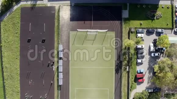在市区院子里有运动场的足球场视频的预览图