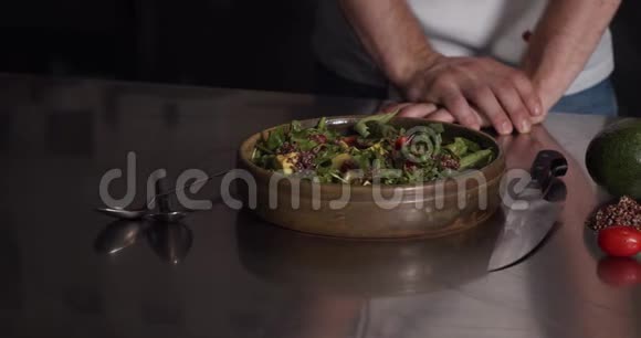 把沙拉和它的原料收起来背景上的厨师4k视频的预览图