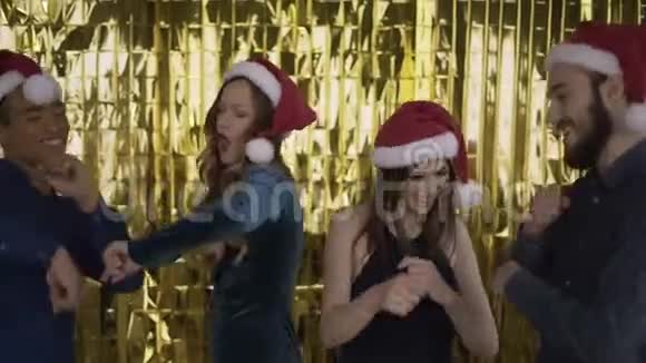 疯狂的舞蹈4个朋友在圣诞晚会上跳舞4K视频的预览图