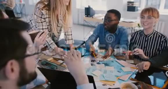 成功的快乐白种人女性创意团队领导与多民族员工在健康的办公会议上合作视频的预览图