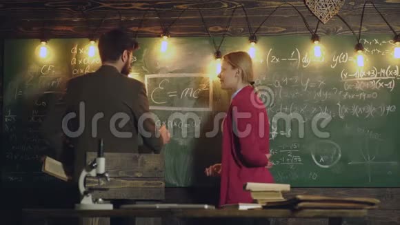 胡子教授和女学生决定黑板上写的公式旁边的教授和学生视频的预览图
