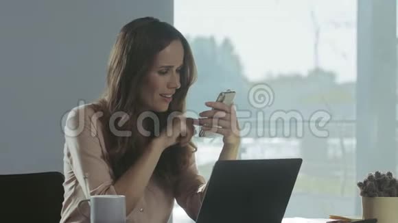 商务女性滚动手机女士休息时的特写镜头视频的预览图