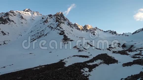 山顶上的雪和砾石视频的预览图