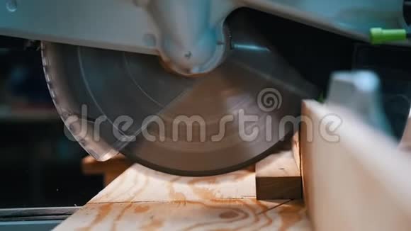 木工行业一个木工用一个大圆锯切割木制的细节切断一小块视频的预览图