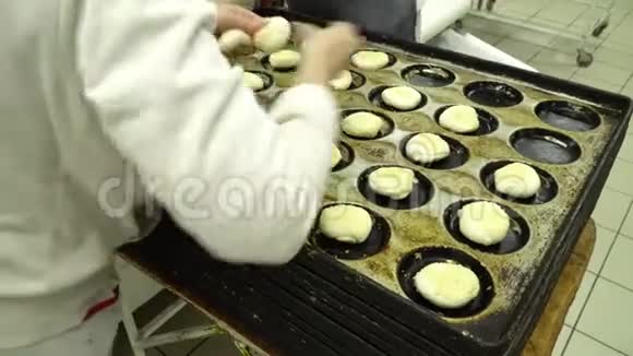 面包师把面团放在烤盘上视频的预览图