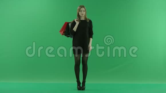 适合年轻女性在虚拟环境中工作肩膀上有袋子颜色关键绿色背景视频的预览图