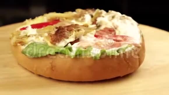无顶包的开放式汉堡360度旋转视频的预览图