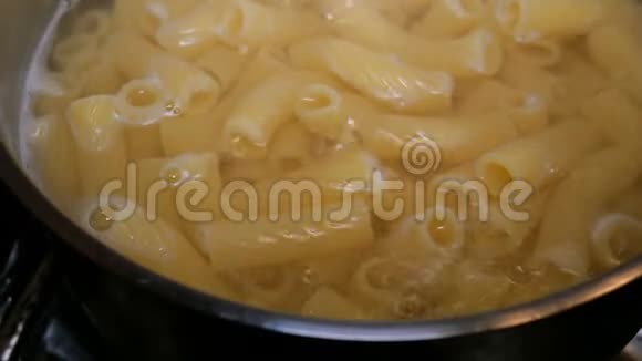 自制烹饪用于煮意面的意大利面管道是在沸水中的金属蒸煮锅中煮沸的视频的预览图