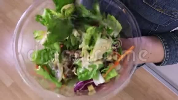 女人混合蔬菜沙拉视频的预览图
