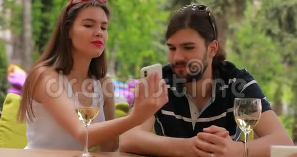 情侣约会男人和女人坐在桌旁自拍视频的预览图