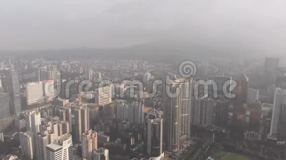 广州黎明一座雾霾中的城市在城市商业中心的框架内住宅区之间摩天大楼视频的预览图