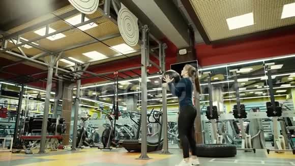健身运动的女运动员在慢潮健身时用药球进行身体锻炼视频的预览图