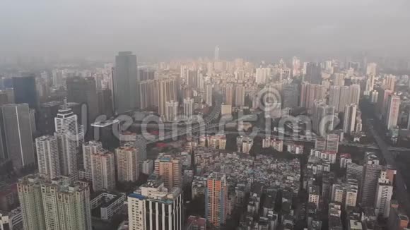 日出时的城市景观摩天大楼占据了通往地平线的所有空间隐藏在阴霾中视频的预览图