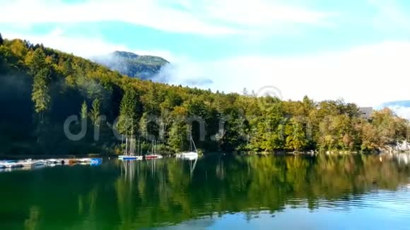 斯洛文尼亚的博欣吉湖风景区湖的秋天朱利安阿尔卑斯山的博欣吉谷上卡尼奥拉地区和视频的预览图