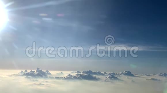 背景鸟瞰白云在蓝天空中日射壁纸自由视频的预览图