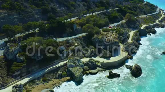 三条公路在靠近大海的不同水平上有汽车希腊罗德斯岛的岩石海岸视频的预览图