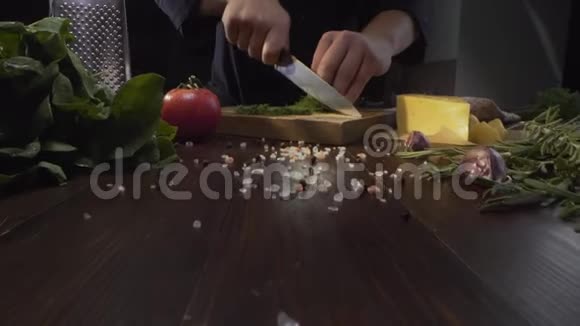 多莉变焦镜头厨师在木板上用筷子绿色烹饪天然食物蔬菜餐全高清道具视频的预览图
