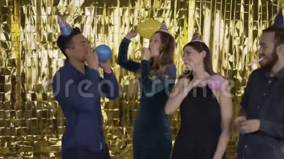 派对生日他们正在玩气球4人在黄金背景下混血4K视频的预览图