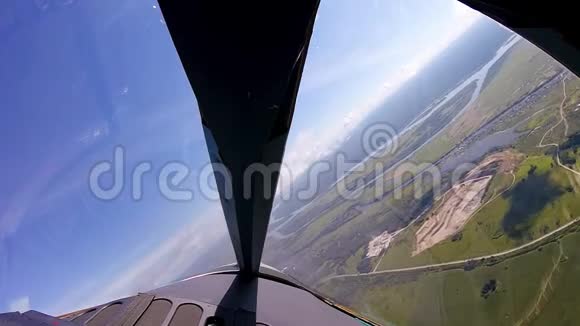 透过飞机窗口舷窗观看蓝天附近耕地视频的预览图