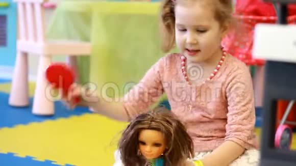 孩子们在操场上玩娃娃小女孩为孩子们玩游戏妈妈女儿游戏视频的预览图