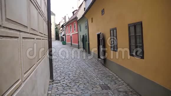 布拉格城堡的黄金巷有五颜六色的房子视频的预览图
