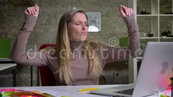 滑稽可爱的白种人女员工在办公室跳舞和装傻的特写镜头视频的预览图