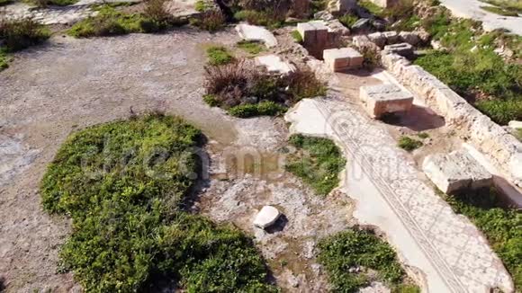 考古城市挖掘石克莫纳古定居点与墙壁和马赛克海法以色列从高级货车上看到视频的预览图